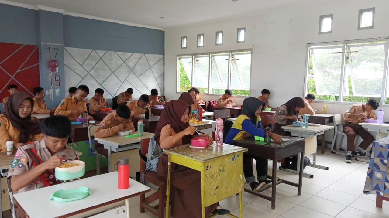 Kegiatan makan bergizi bersama