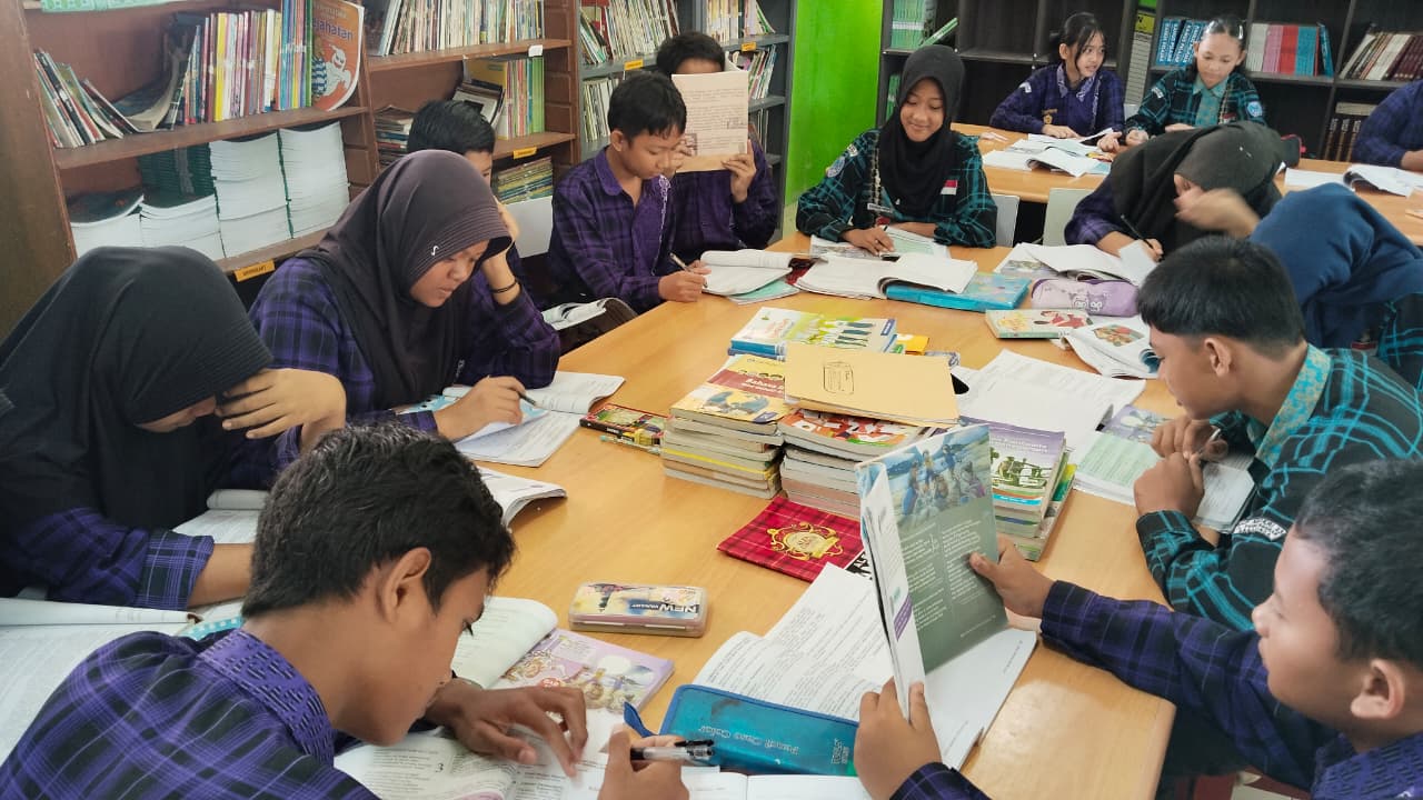 KBM di perpustakaan SMP Negeri 23 Samarinda