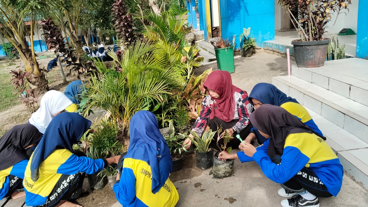 Kegiatan jumat bersih di SMP Negeri 23 Samarinda